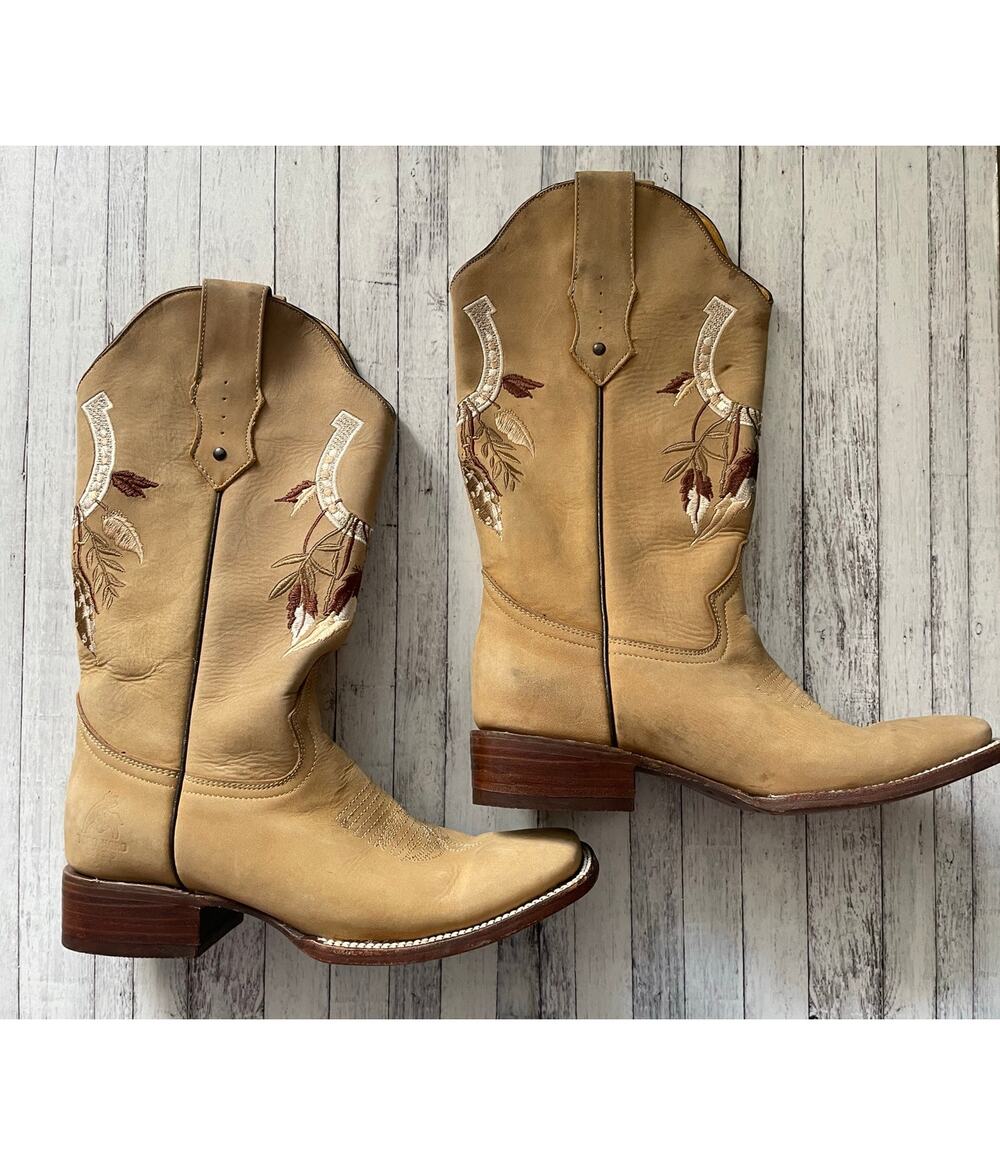Toro Moro Western boots feature tan leather with embroidery